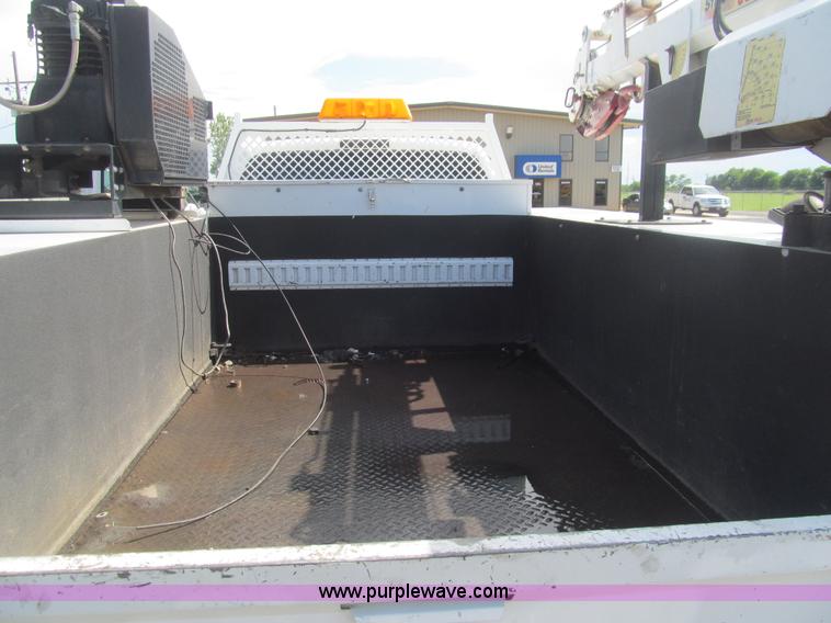 image for item AQ9811 2006 Ford F550 Super Duty XL service truck with crane