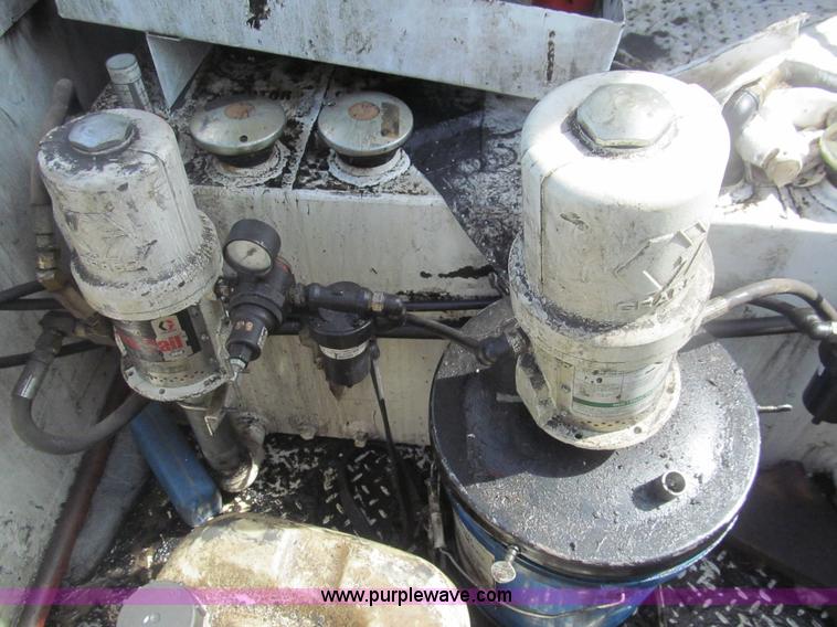 image for item AQ9811 2006 Ford F550 Super Duty XL service truck with crane