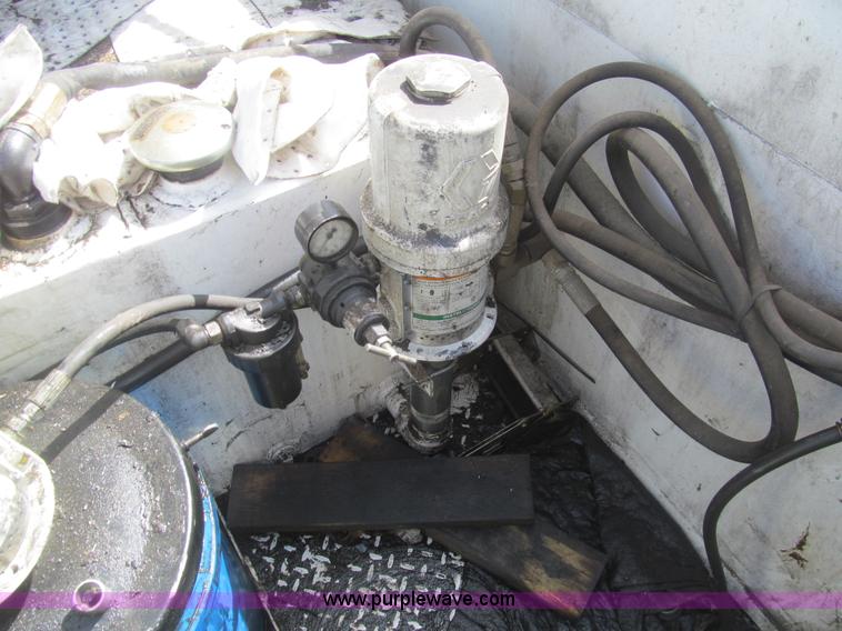 image for item AQ9811 2006 Ford F550 Super Duty XL service truck with crane