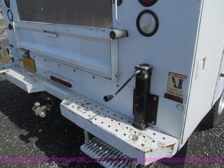 image for item AQ9811 2006 Ford F550 Super Duty XL service truck with crane