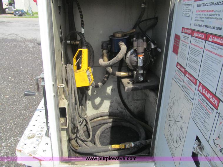 image for item AQ9811 2006 Ford F550 Super Duty XL service truck with crane