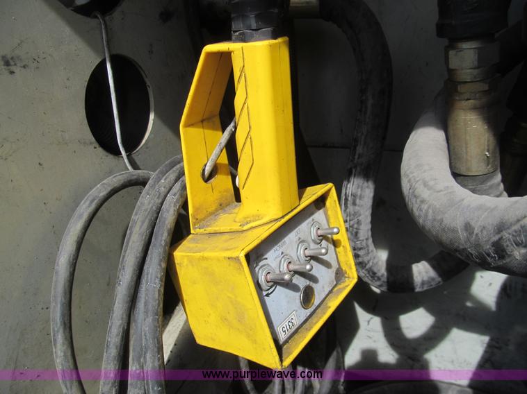 image for item AQ9811 2006 Ford F550 Super Duty XL service truck with crane