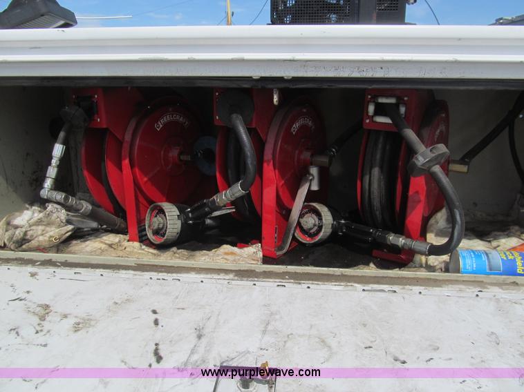 image for item AQ9811 2006 Ford F550 Super Duty XL service truck with crane