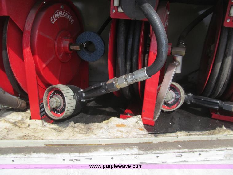 image for item AQ9811 2006 Ford F550 Super Duty XL service truck with crane