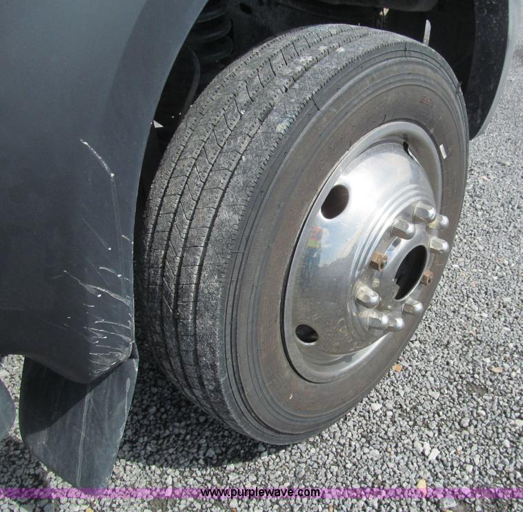 image for item AQ9811 2006 Ford F550 Super Duty XL service truck with crane