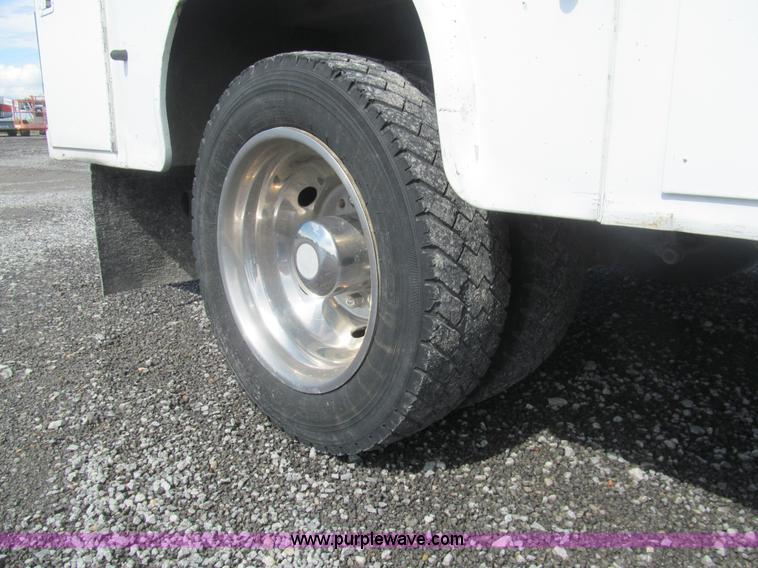 image for item AQ9811 2006 Ford F550 Super Duty XL service truck with crane