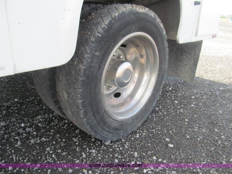 image for item AQ9811 2006 Ford F550 Super Duty XL service truck with crane