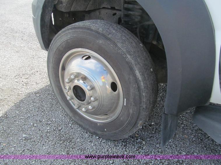 image for item AQ9811 2006 Ford F550 Super Duty XL service truck with crane