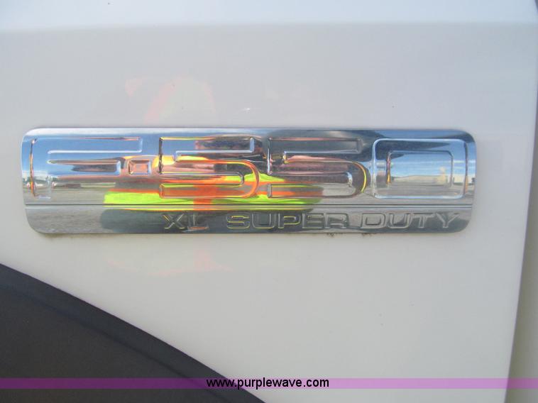 image for item AQ9811 2006 Ford F550 Super Duty XL service truck with crane