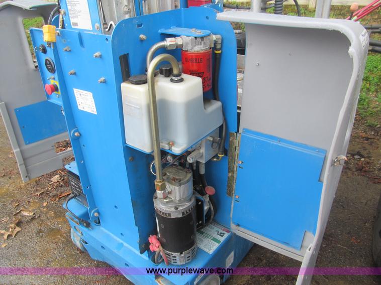 image for item AQ9812 2007 Genie GR15 runabout manlift