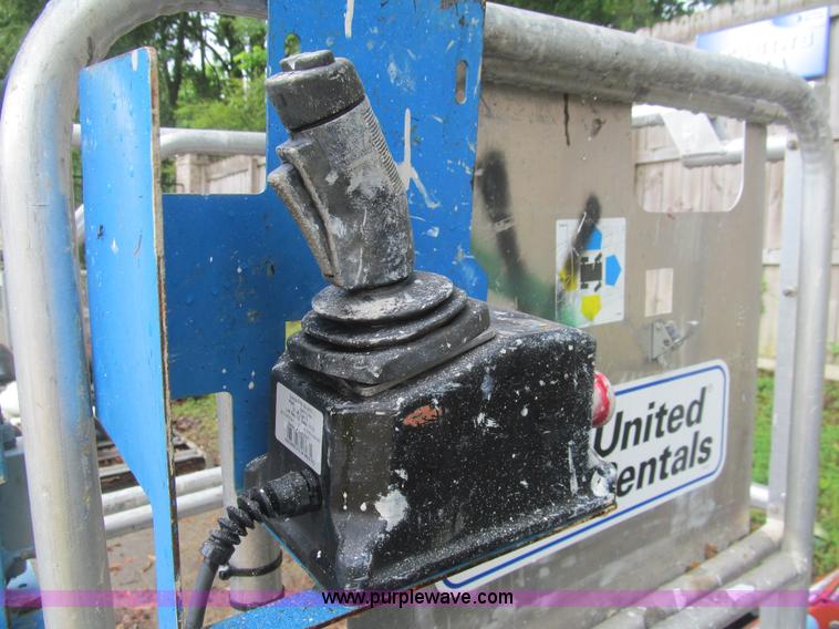 image for item AQ9812 2007 Genie GR15 runabout manlift