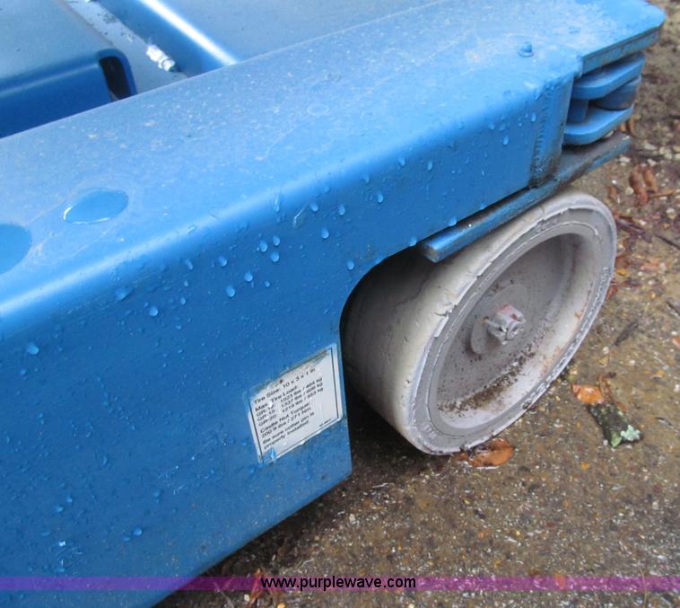 image for item AQ9812 2007 Genie GR15 runabout manlift