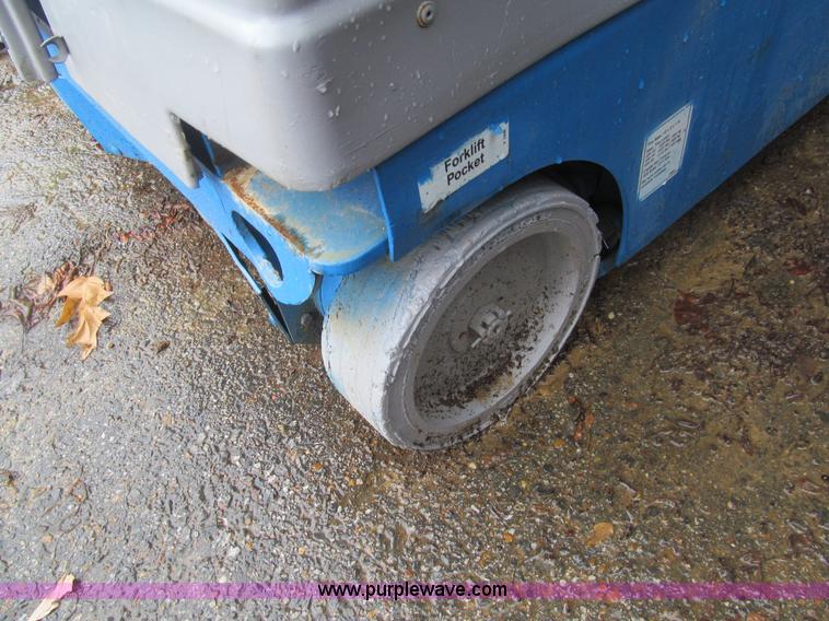 image for item AQ9812 2007 Genie GR15 runabout manlift