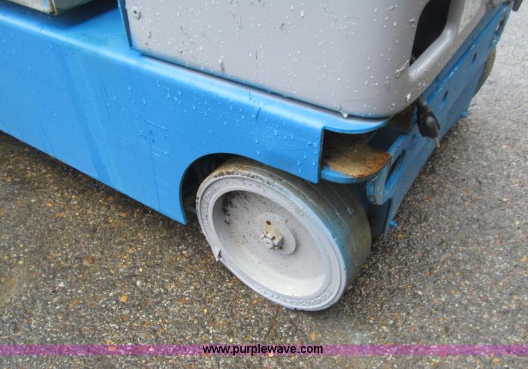 image for item AQ9813 2008 Genie GR15 runabout manlift