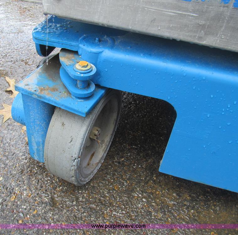 image for item AQ9813 2008 Genie GR15 runabout manlift