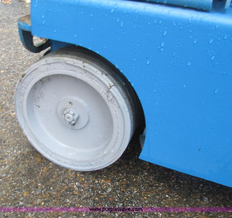 image for item AQ9813 2008 Genie GR15 runabout manlift