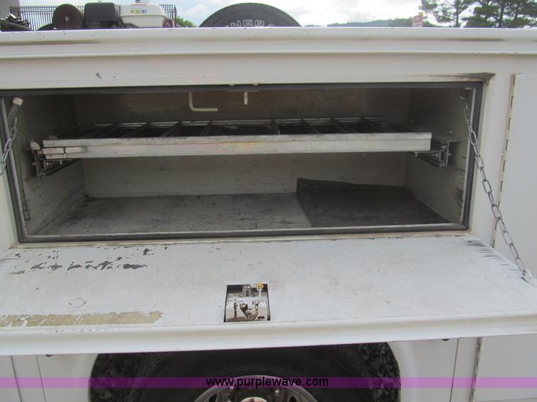 image for item AQ9816 2004 Ford F350 Super Duty XL service truck