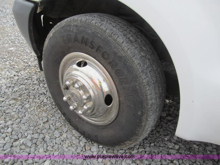 image for item AQ9816 2004 Ford F350 Super Duty XL service truck