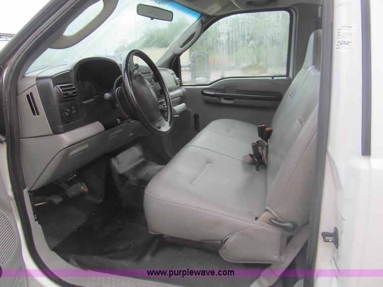 image for item AQ9817 2006 Ford F550 Super Duty XL service truck