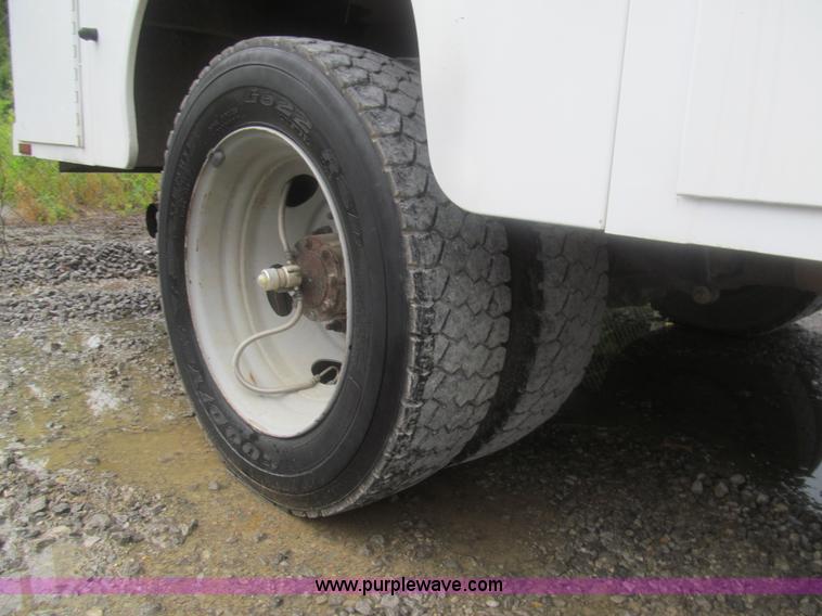 image for item AQ9817 2006 Ford F550 Super Duty XL service truck