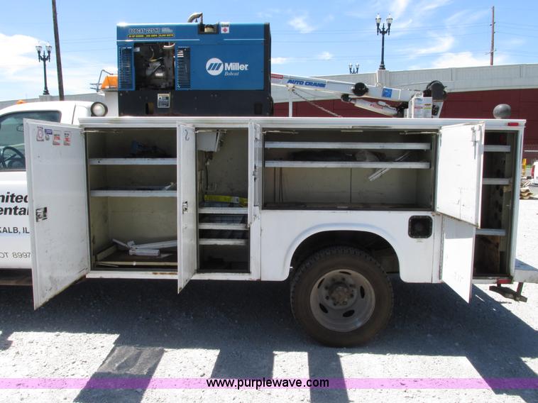 image for item G9118 2004 Ford F550 service truck with crane