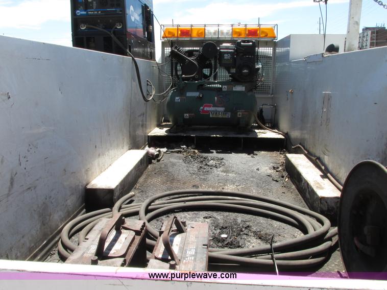 image for item G9118 2004 Ford F550 service truck with crane