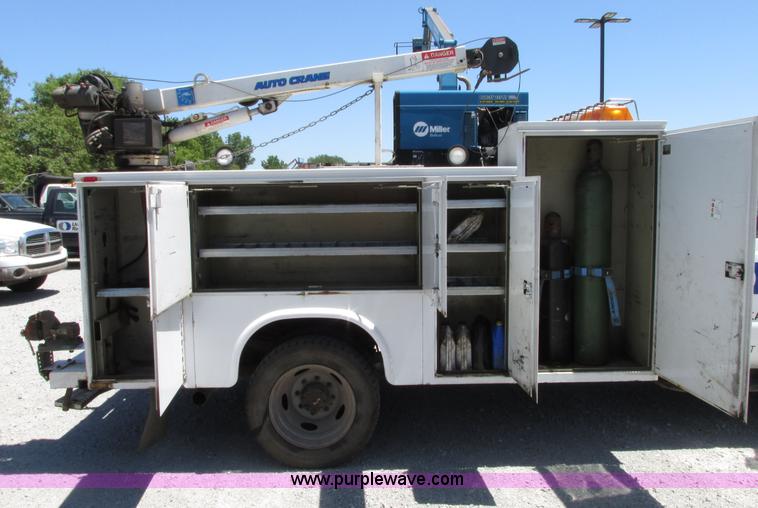 image for item G9118 2004 Ford F550 service truck with crane