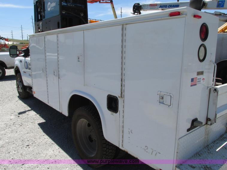 image for item G9118 2004 Ford F550 service truck with crane