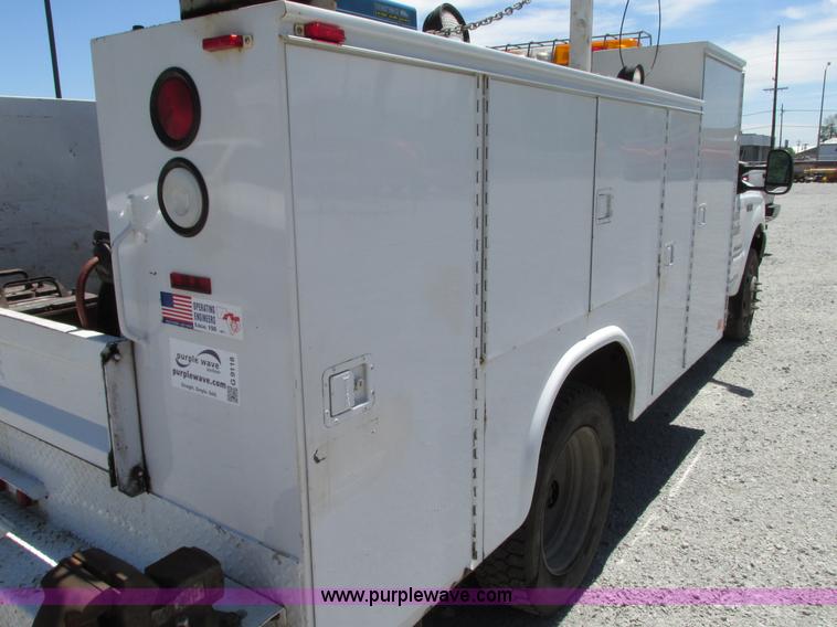 image for item G9118 2004 Ford F550 service truck with crane