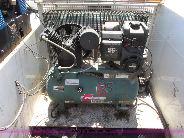 image for item G9118 2004 Ford F550 service truck with crane