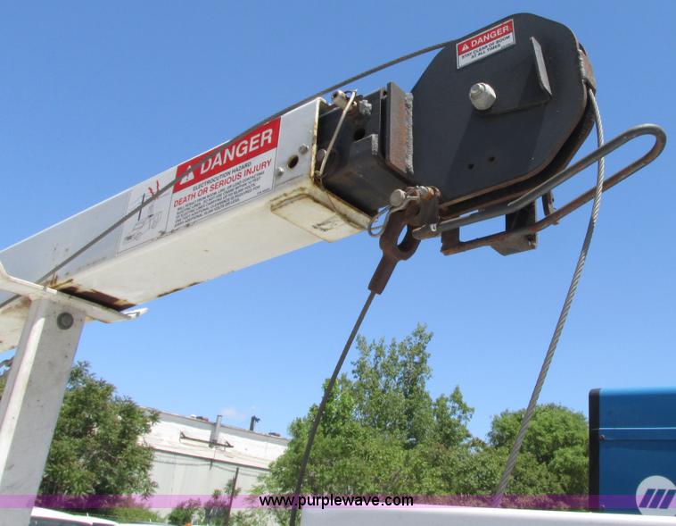 image for item G9118 2004 Ford F550 service truck with crane