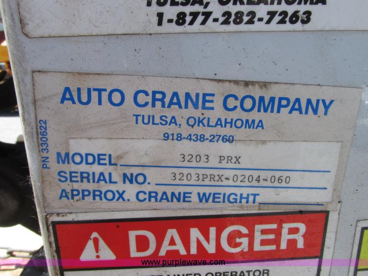 image for item G9118 2004 Ford F550 service truck with crane