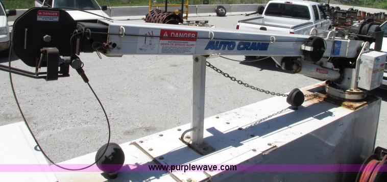 image for item G9118 2004 Ford F550 service truck with crane