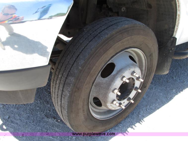 image for item G9118 2004 Ford F550 service truck with crane