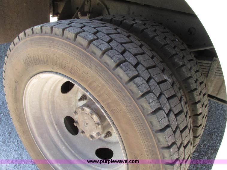 image for item G9118 2004 Ford F550 service truck with crane