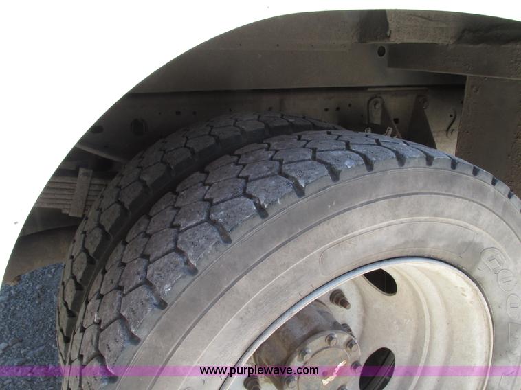 image for item G9118 2004 Ford F550 service truck with crane