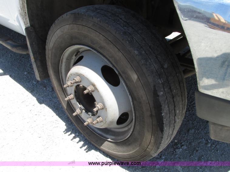 image for item G9118 2004 Ford F550 service truck with crane