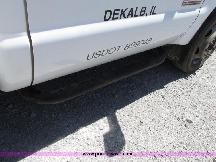 image for item G9118 2004 Ford F550 service truck with crane
