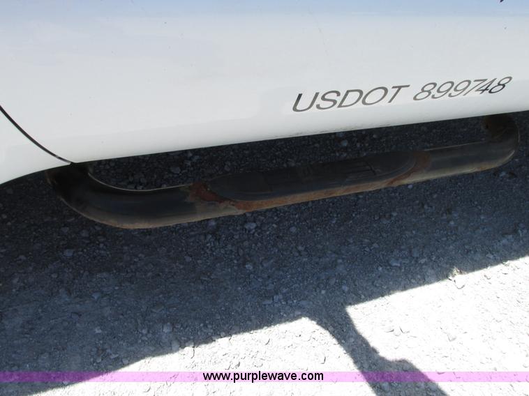 image for item G9118 2004 Ford F550 service truck with crane