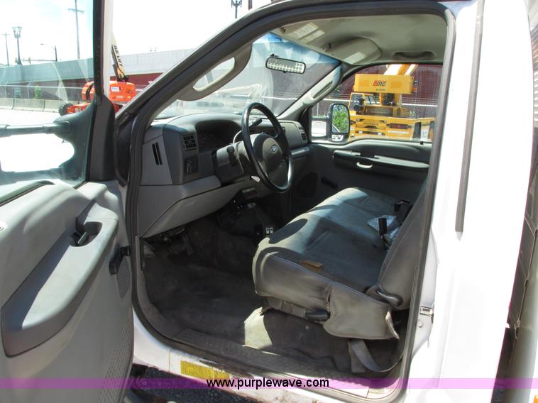 image for item G9118 2004 Ford F550 service truck with crane