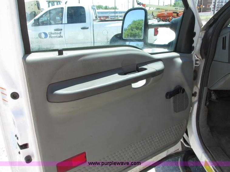 image for item G9118 2004 Ford F550 service truck with crane