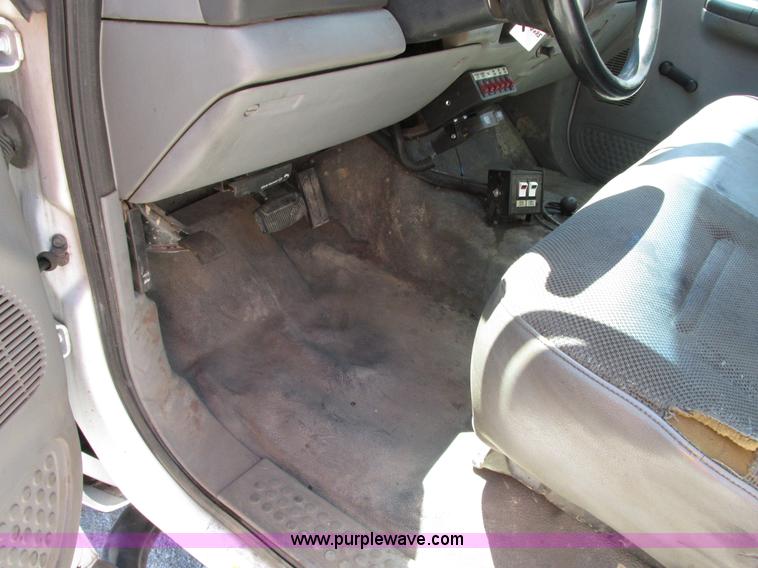 image for item G9118 2004 Ford F550 service truck with crane