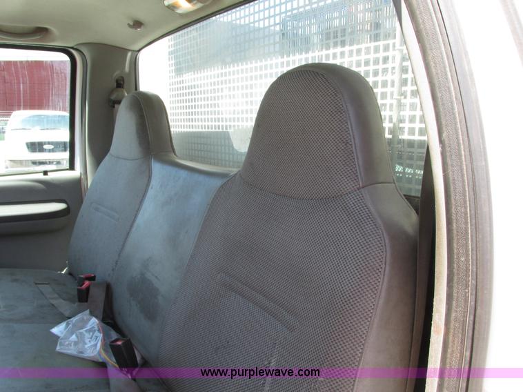 image for item G9118 2004 Ford F550 service truck with crane