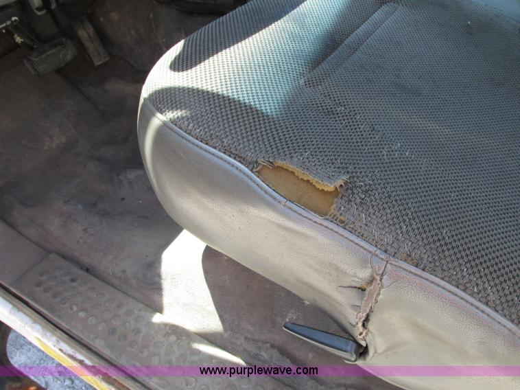 image for item G9118 2004 Ford F550 service truck with crane