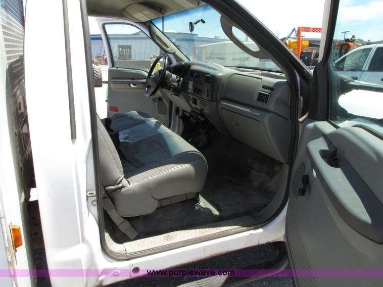 image for item G9118 2004 Ford F550 service truck with crane