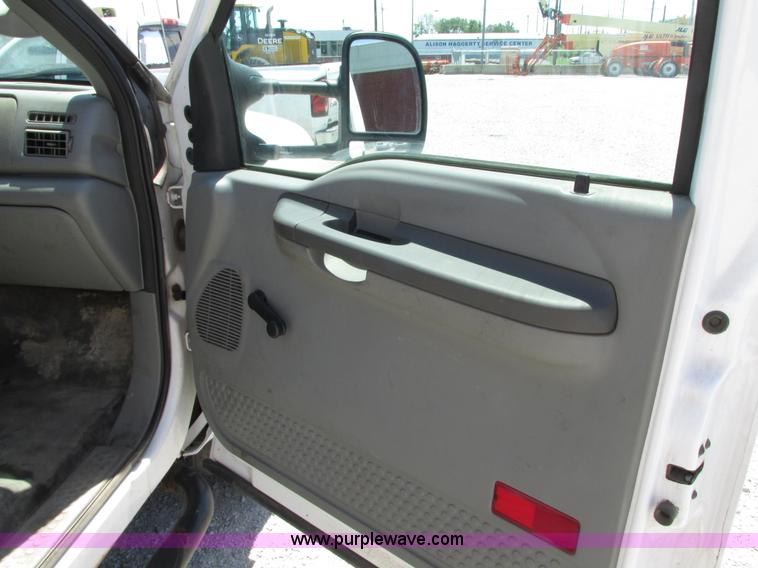 image for item G9118 2004 Ford F550 service truck with crane