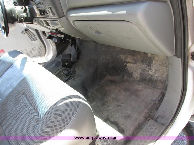 image for item G9118 2004 Ford F550 service truck with crane