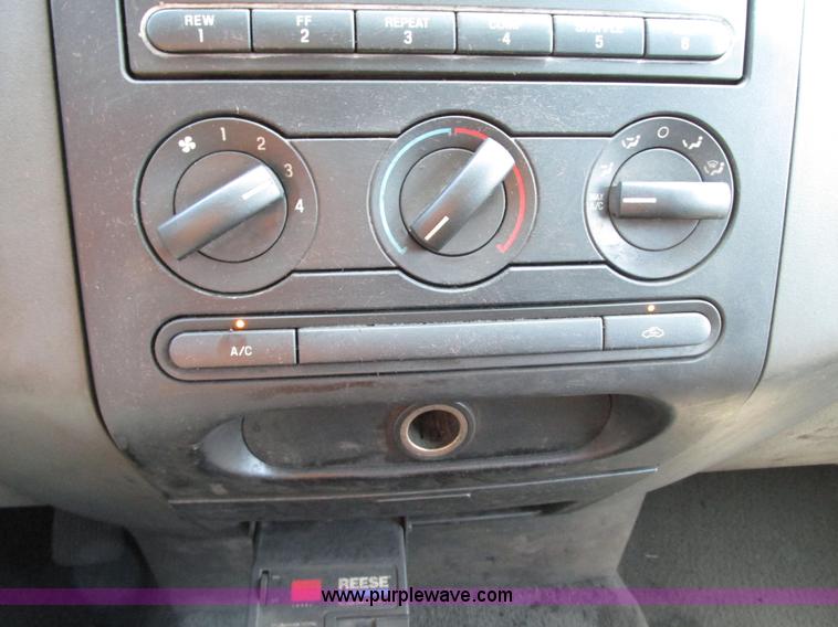 image for item G9121 2006 Ford F150 XLT SuperCrew pickup truck