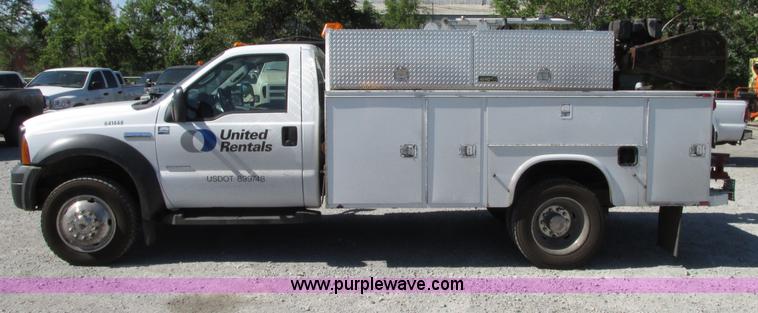 image for item G9124 2006 Ford F550 service truck with crane