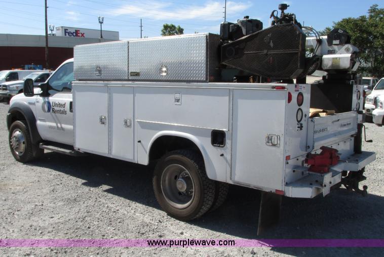 image for item G9124 2006 Ford F550 service truck with crane
